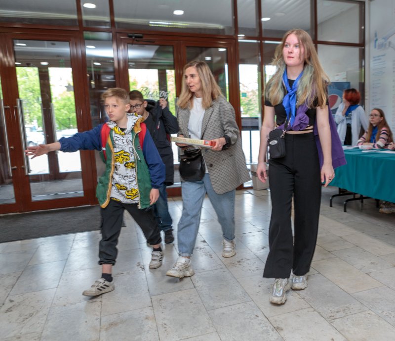 Молодое и старшее поколения волонтёров на празднике «Дарвиновский музей — для всех детей».