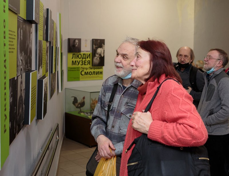 Гости вечера осматривают выставку «Люди музея: Пётр Петрович Смолин»