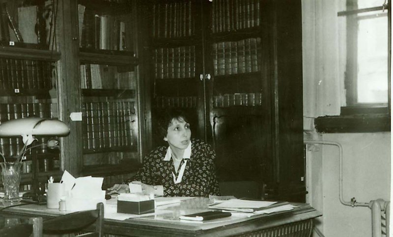 Директор Дарвиновского музея А. И. Клюкина в своем кабинете. 5 мая 1990