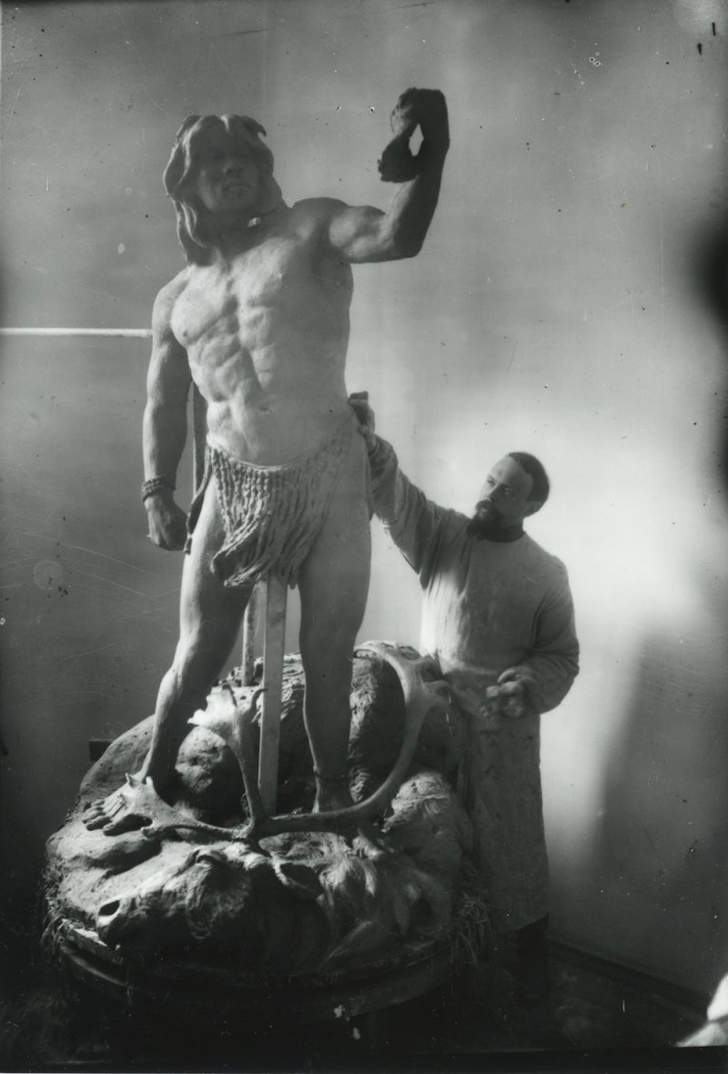 В. А. Ватагин работает над скульптурой «Кроманьонец с северным оленем». 1918