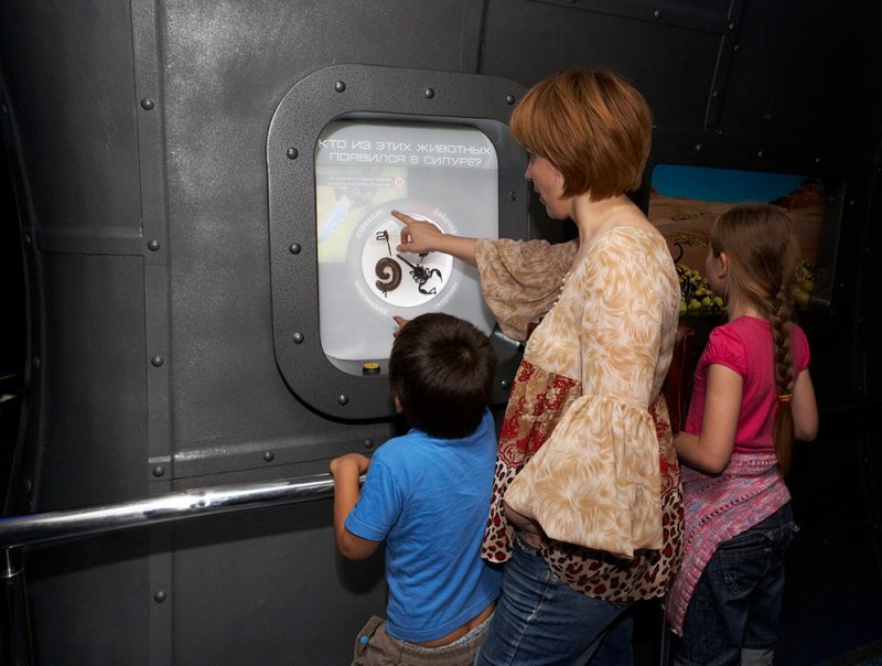 Посетители на интерактивной экспозиции «Пройди путём эволюции». 2010