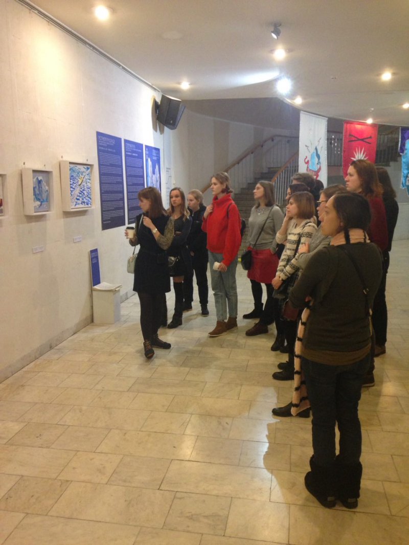 Екатерина Гусева и гости экскурсии на экспозиции выставки.