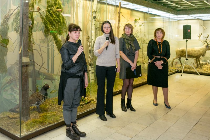 Приветственная речь одного из кураторов выставки (группа r a k e t a) Осы Липка Фальк. Слева направо: Ксения Богза,Елена Демьянова, Анна Клюкина.
