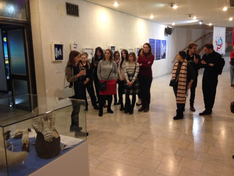 Екатерина Гусева и гости экскурсии на экспозиции выставки.