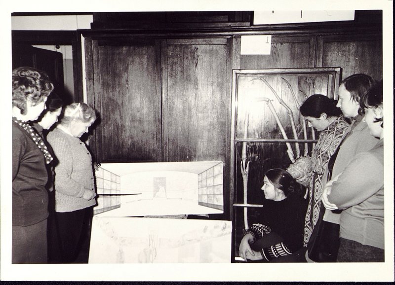 В. Н. Игнатьева демонстрирует проект «Зал Чарлза Дарвина». 1970-е