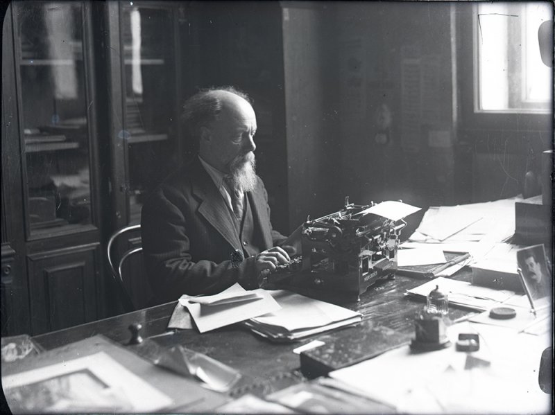 А. Ф. Котс в своем кабинете за пишущей машинкой. 1940-е