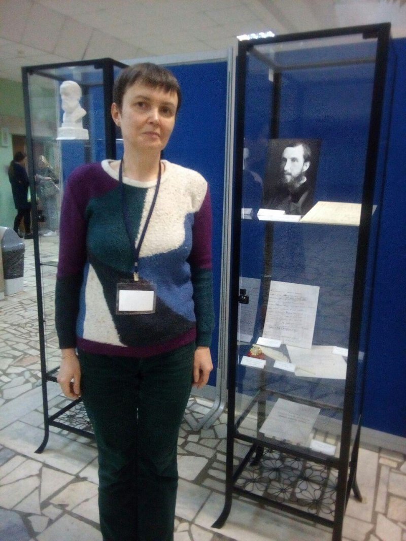 Заведующая архивом Дарвиновского музея И.П. Калачева осматривает выставку, приуроченную к конференции «В.И. Герье и его эпоха»
