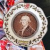 Дар российского историка Е.В.Пчелова - юбилейная тарелка к 200-летию Дж.Вэджвуда, известного керамиста и деда Ч.Дарвина