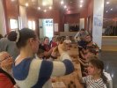 Воскресный мастер-класс по лепке из красной глины для слабослышащих детей.